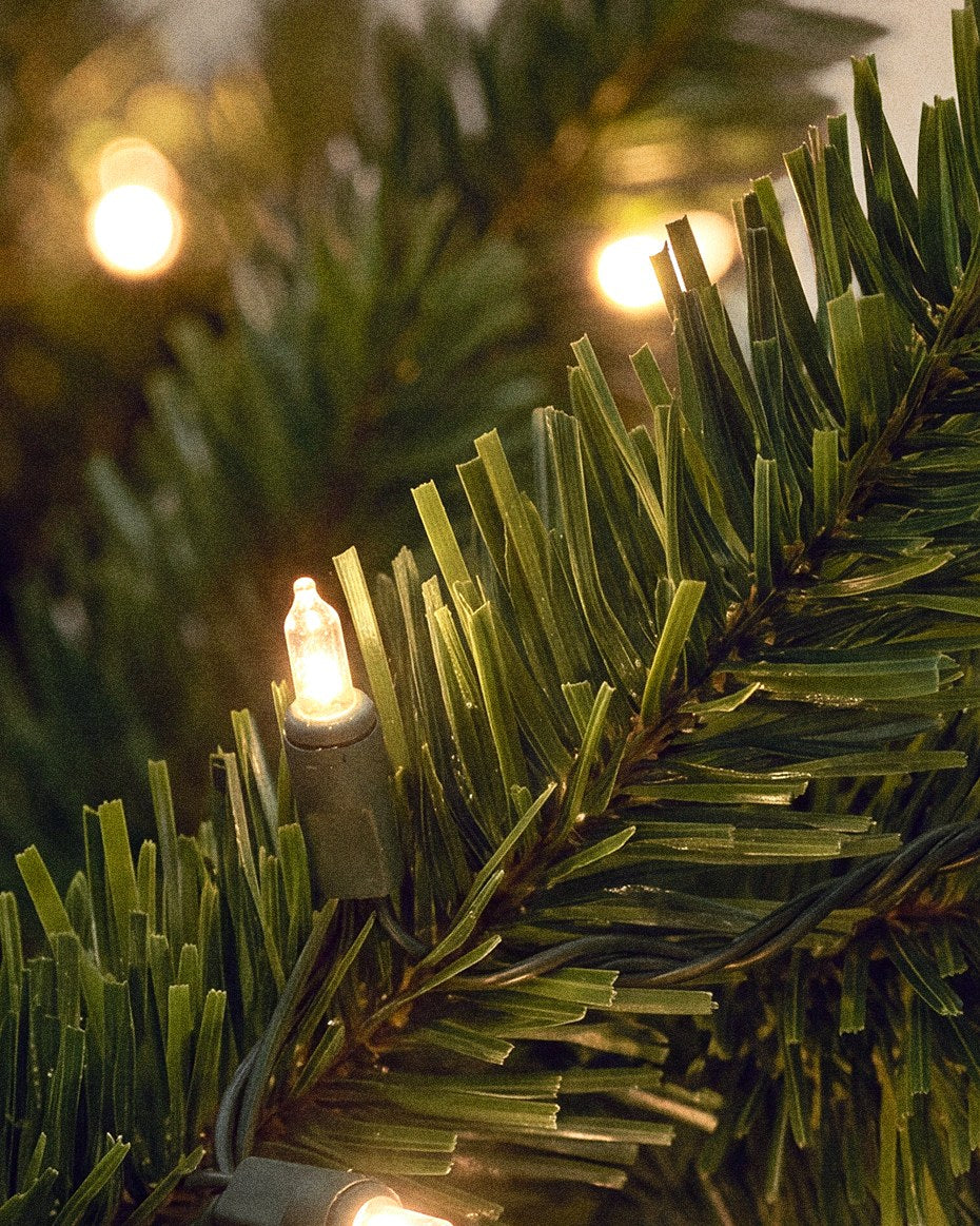 Warmweiße LEDs zwischen den Zweigen des PVC-Baums