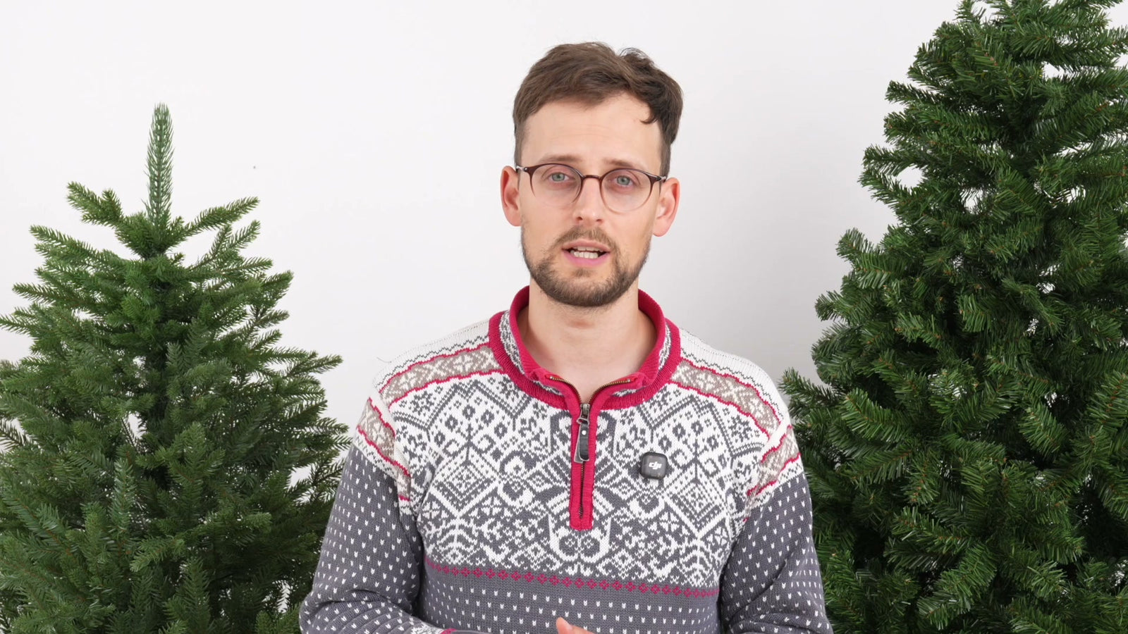 Aufbauvideo Baum aus PE-Spritzguss, Teil 1: Auspacken und Holzständer montieren